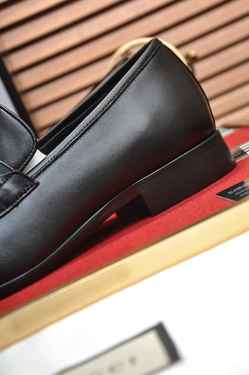 Men's shoes💰500💶Italy's top luxury men's shoe giant (GUCCI) (Gucci) (full cowhide lining) new arrival🍃Original European style🔰 Pleasant to the eye😍In order to make the shoes more durable and non-deformable🌀The production continues to follow traditional methods but there is still no lack of innovation💪Choose original sheepskin for the leather♻️ Smooth and natural And extra bright ⭐Made of imported cowhide, the first choice of rich people 38-45 (45 customized)